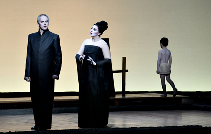 Anthony Michaels-Moore and Micaela Carosi in Robert Wilson's production of Puccini's <em>Madam Butterfly</em>, Paris Opéra Bastille, 2011. Photo by Le Pictorium. 